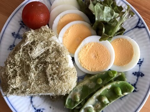 おぼろ昆布おむすびと茹で卵の朝ごはん